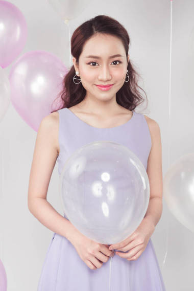 时尚漂亮的亚洲女人，用柔和的气球