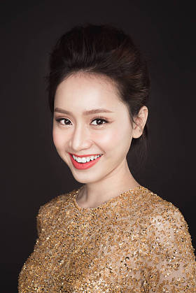 一方。美丽性感的亚洲女人，在黑色的背景上