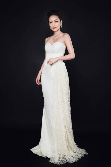 智能亚洲女人，穿着白色连衣裙的全长