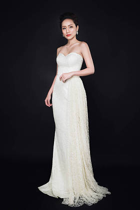 智能亚洲女人，穿着白色连衣裙的全长