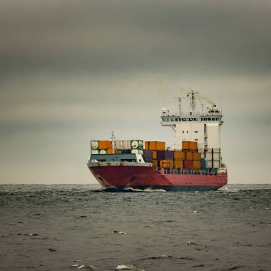 紅色的貨物集裝箱船