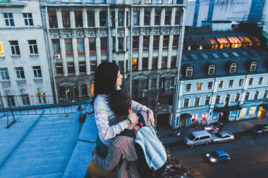 在屋頂上擁抱幸福小兩口圖片