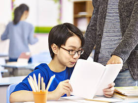 亚洲学生得到老师的帮助照片