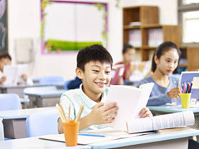 班快乐亚洲学生
