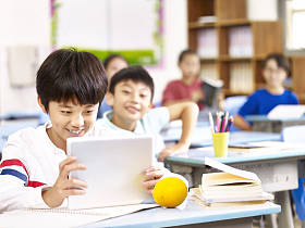 亚洲学生在课堂中使用平板电脑