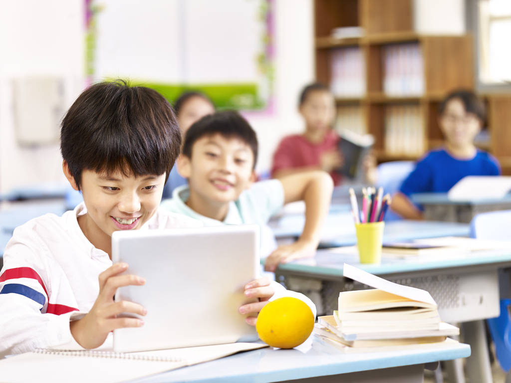 亚洲学生在课堂中使用平板电脑