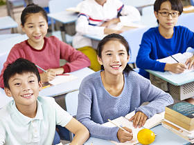 亚洲小学生在课