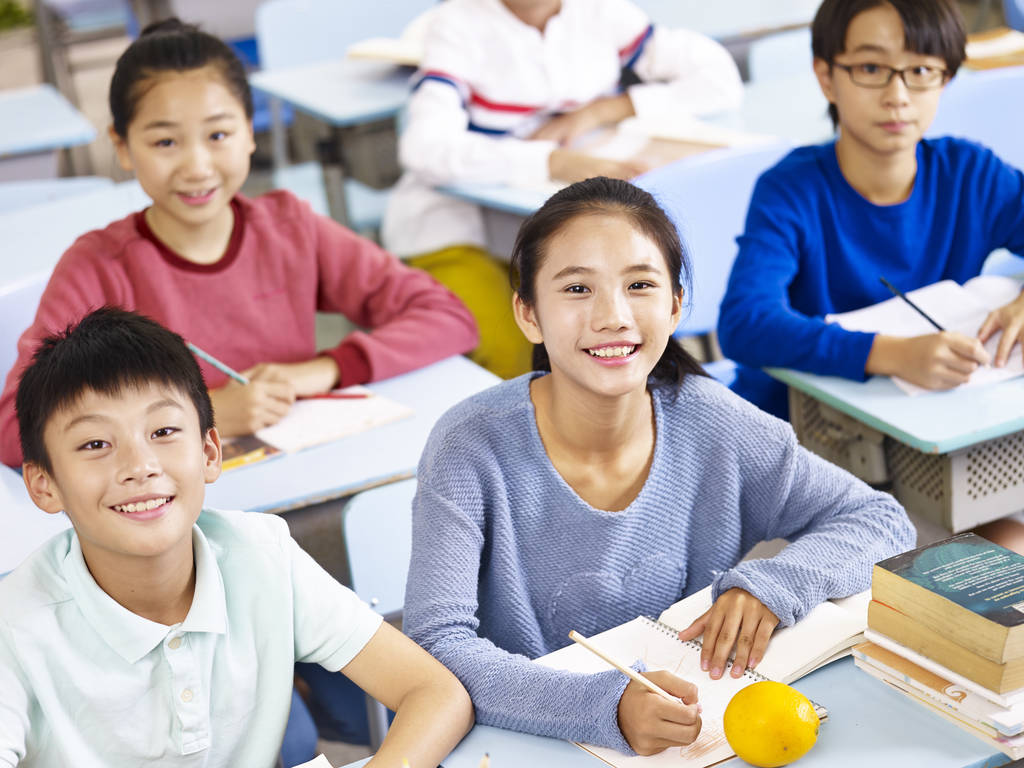 亚洲小学生在课