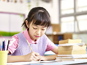 亚洲女学生，课堂中的学习图片