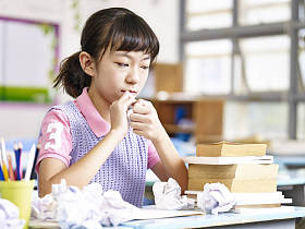 失意亚洲小学女孩