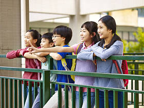 快乐的亚洲小学生图片