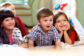 群快乐的孩子在家里看电视图片