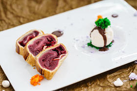 冰激淋的樱桃馅图片