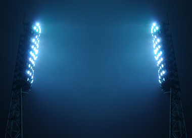 反对黑暗的夜空体育场泛光灯