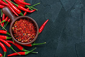 红辣椒在黑色的桌子上