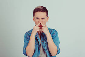 用手指手爆头女人捏鼻子看起来令人厌恶了臭臭难闻的气味情况隔离墙灰绿色背景上。人脸表情肢体语言反应