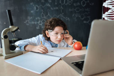 勤勞小研究員在實(shí)驗(yàn)室里做作