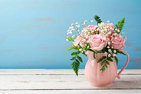 在粉红色的花瓶花束