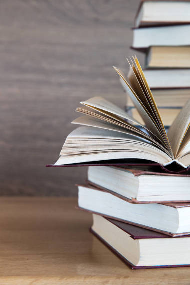 木制的桌子上的書 圖片