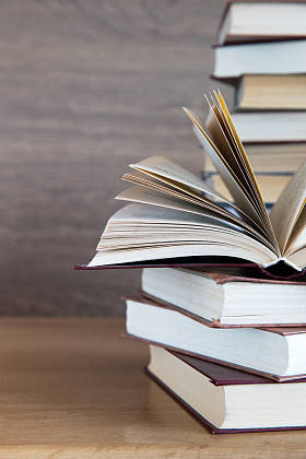 木制的桌子上的书 图片