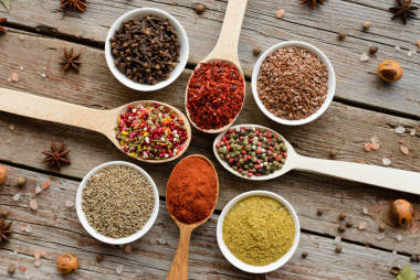 在木制的勺子上各種調(diào)味品圖片