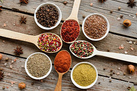 在木制的勺子上各种调味品图片