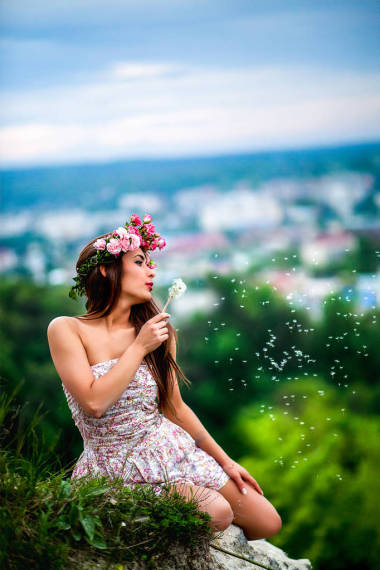 藍藍的天空背景上花的女孩