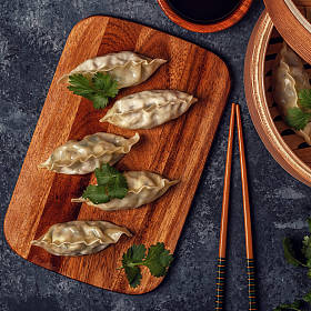 黑石头背景上鲜饺