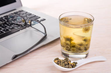 菊茶传统的补救措施以提高视力，清除