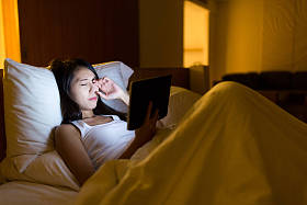 女人感到眼睛疼痛，看数字平板电脑 