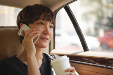 亞洲女人制作打來的電話圖片