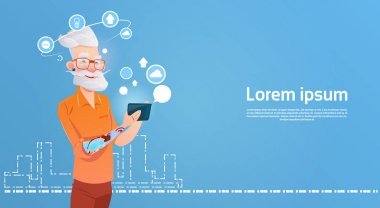 在線使用智能手機(jī)聊天的老人時髦