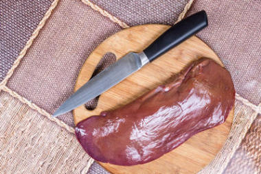 新鮮的生豬肉肝木制廚房用刀板上