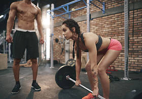 男人和女人在健身房训练图片