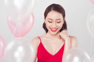 时尚漂亮的亚洲女人，用柔和的气球