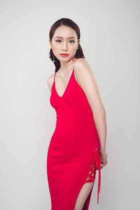 亚洲时尚美女穿件红色的连衣裙在灰色的背景上