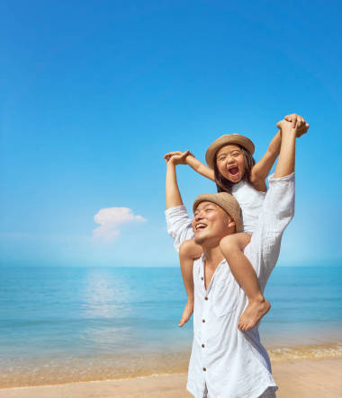 父親和女兒在海灘上照片