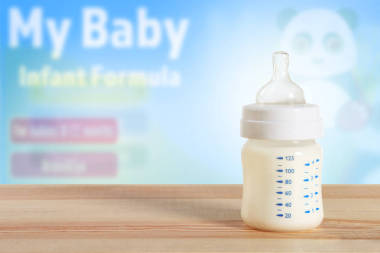 奶瓶的婴儿配方奶粉图片