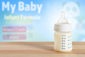 奶瓶的婴儿配方奶粉图片