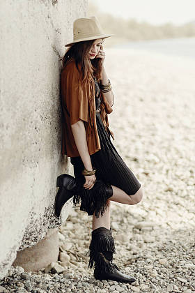 女人在边缘雨披