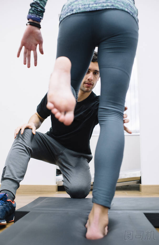 男性生理治疗师和女人帮助病人