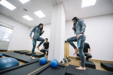 男性生理治疗师和女人帮助病人