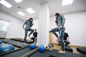 男性生理治疗师和女人帮助病人