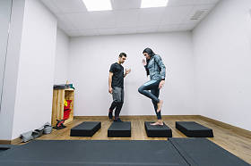 男性生理治疗师和女人帮助病人