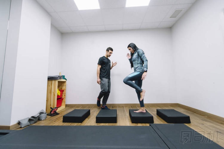 男性生理治療師和女人幫助病人