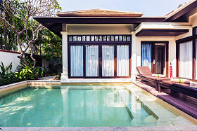 带游泳池的豪华别墅图片