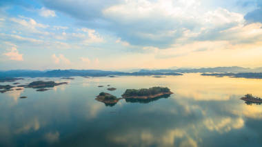 通過(guò)對(duì)湖天空光圖片