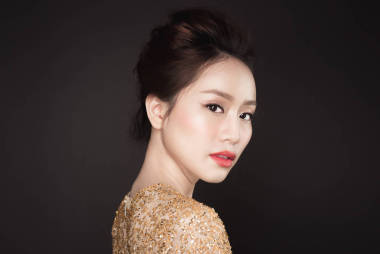 女人在雞尾酒會(huì)禮服擺姿勢