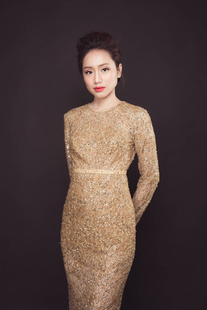 女人在鸡尾酒会礼服摆姿势图片