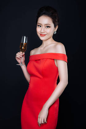 拿着香槟的女人图片